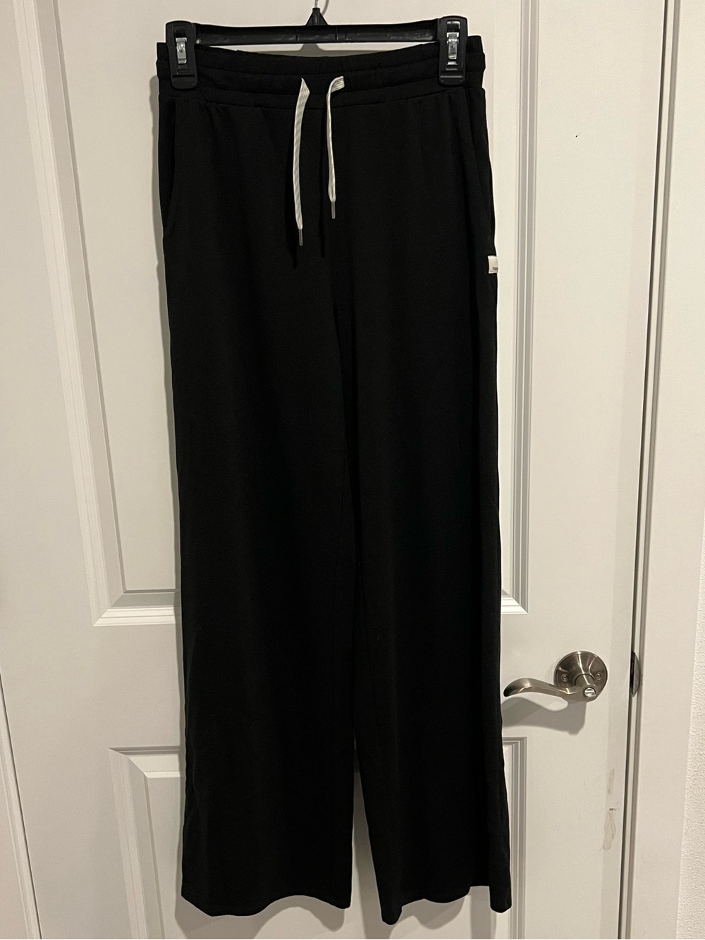 Vuori Halo Essential Wide Leg Sweatpant - Black Heather